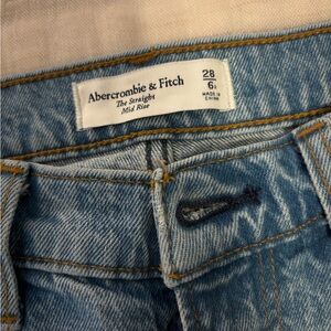 Abercrombie & Fitch The Straight Mid-Rise Jeans